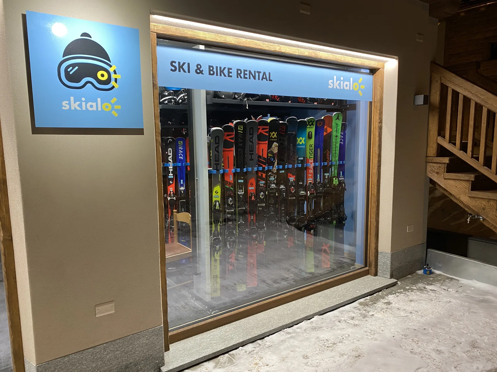 The Carosello shop window with rental skis