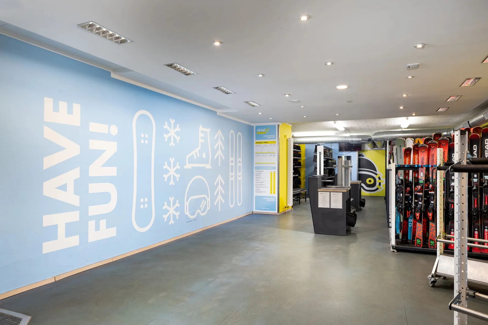 Inside the Doss shop, with the &laquo; Have fun &raquo; wall